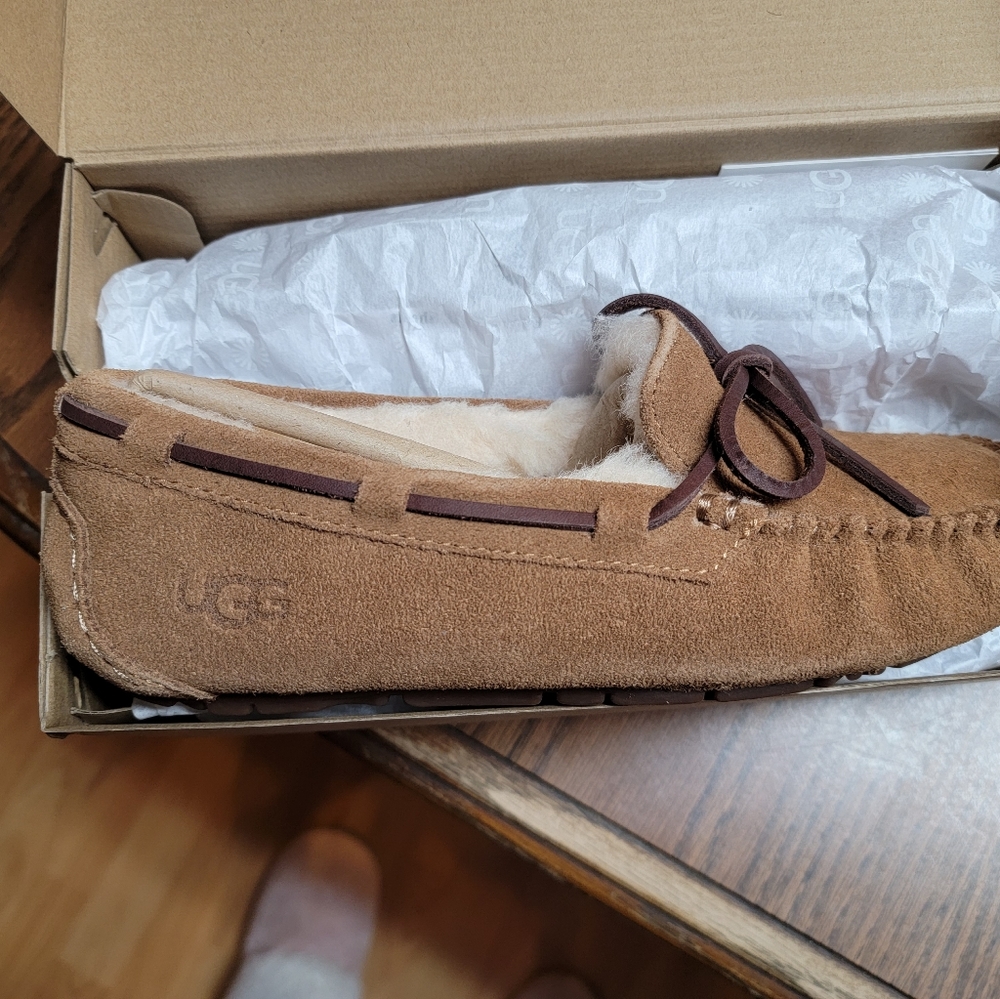 ***SOLD***Ugg Dakota moccasins